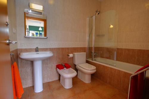 ein Badezimmer mit Waschbecken, Toilette und Dusche in der Unterkunft Casa Verity by Vintage Travel in Tamariu