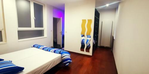 een kamer met een bed en een schilderij aan de muur bij Appartement entier hypercentre Bruxelles immeuble art deco in Brussel