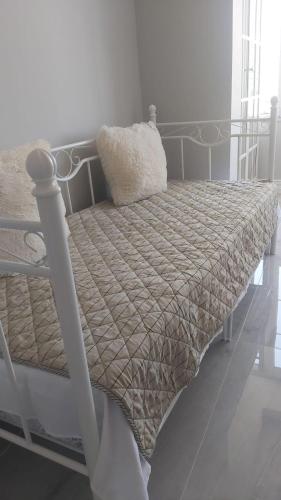 ein Bett mit einem Kissen darüber in der Unterkunft Modern apartment in Batumi