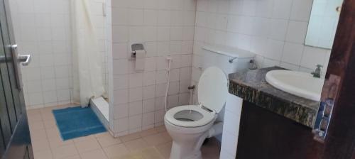 een badkamer met een toilet en een wastafel bij Comfy 1bedroom in Ukunda