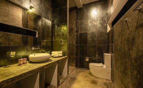 Un baño de Wild Nest Villa Unawatuna