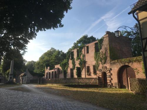 an old building with ivy growing on it on a street at Behringers City Hotel Nürnberg in Nuremberg