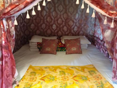 Una cama o camas en una habitación de Pingyao Hu lu wa Home Inn