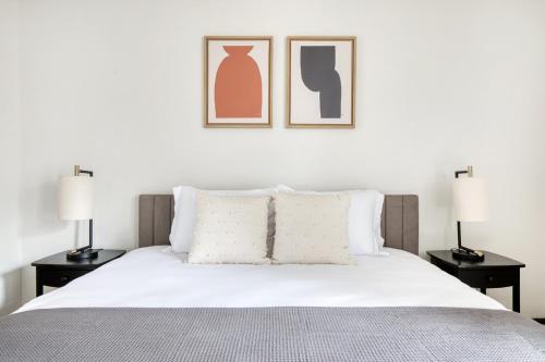 Postel nebo postele na pokoji v ubytování Studio City 2BR w Gym Pool WD nr TJ WF LAX-597