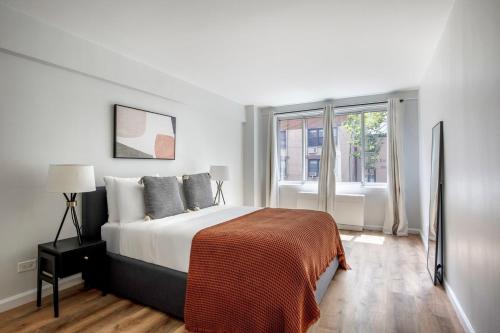 Ένα ή περισσότερα κρεβάτια σε δωμάτιο στο Midtown E 1BR w DM Elevator nr Bloomingdales NYC-1199