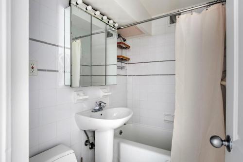 Ένα μπάνιο στο Midtown E 1BR w DM Elevator nr Bloomingdales NYC-1199