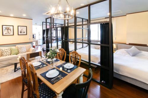 a room with a dining table and a bed at 【5/24NEW OPEN】浅草徒歩3分/Max9名/無料駐車場/渋谷直通 in Tokyo