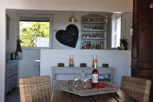 une cuisine avec une table avec des verres à vin dessus dans l'établissement Villa Abeille : douces vacances d'été avec vue mer, à Cavalaire-sur-Mer