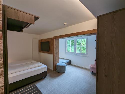 Postel nebo postele na pokoji v ubytování Hotel und Weingut Karlsmühle