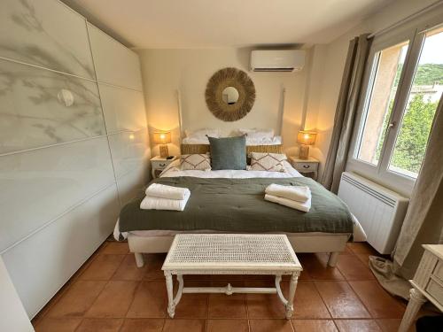 une chambre avec un lit et un miroir au mur dans l'établissement Villa Julien, prox Saint-Tropez, à Gassin