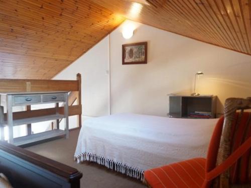 um quarto com uma cama branca e uma secretária em Appartement Noirmoutier-en-l'Île, 1 pièce, 4 personnes - FR-1-224B-527 em Noirmoutier-en-l'lle