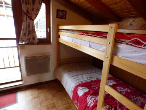 1 dormitorio con 2 literas en una cabaña en Appartement Les Saisies, 1 pièce, 4 personnes - FR-1-594-169, en Hauteluce