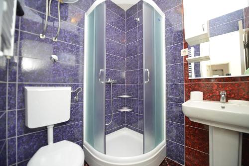 Ett badrum på Mystras Apartments