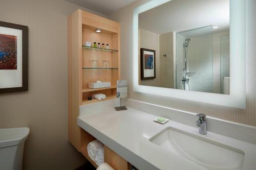 bagno con lavandino e specchio di Delta Hotels by Marriott Prince Edward a Charlottetown