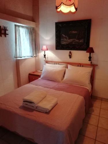 a bedroom with a bed with two towels on it at Το σπίτι της Δήμητρας in Platamonas