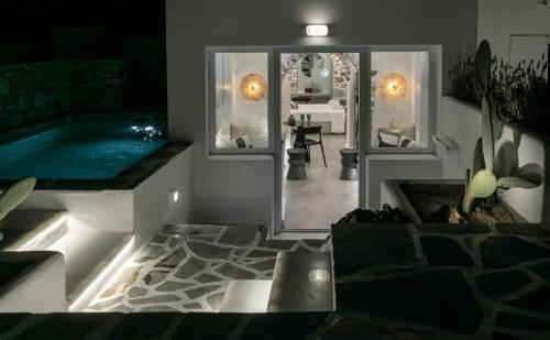 een badkamer met een zwembad en een spiegel bij Annio studios in Plaka