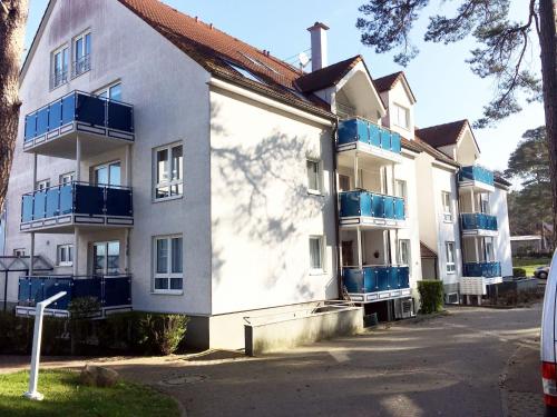 un edificio con balcones azules en su lateral en Blaumuschel Haus A Wohnung 2 - DH en Lubmin