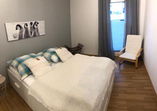 - une chambre avec un lit avec trois pingouins sur le mur dans l'établissement Ferienwohnung Eisenach Meyer, à Eisenach