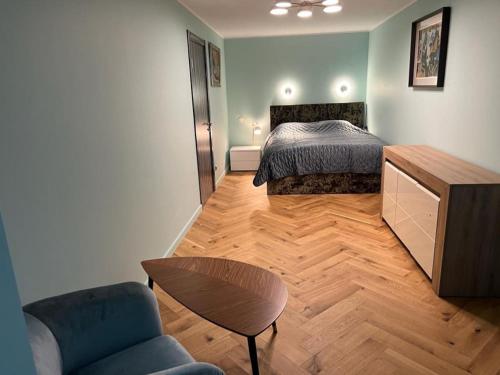 1 dormitorio con 1 cama y suelo de madera en Roja apartment for family, en Roja