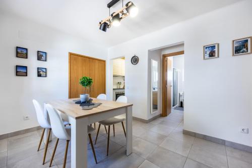 a kitchen and dining room with a table and chairs at Casa Memória in Vila do Bispo