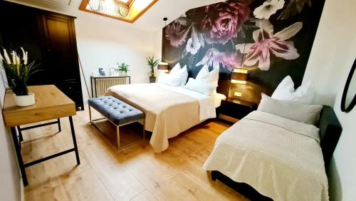 een slaapkamer met een bed, een tafel en een bank bij Ferienwohnungen Krüger 'Apartment Luke' in Michelstadt