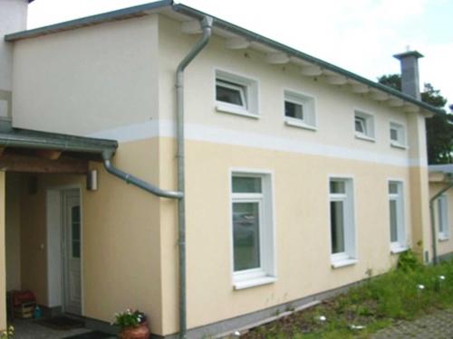 Una casa con una pipa a un lado. en Ferienhaus DH-38879, en Lubmin