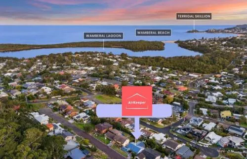 HOLIDAY HOME WITH OCEAN VIEWS / WAMBERAL picture