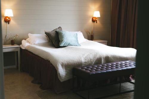 een slaapkamer met een bed met een bank erin bij Hotell Klimpfjäll in Klimpfjäll