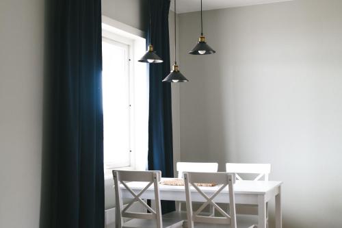 a dining room with a white table and chairs at Hotell Klimpfjäll in Klimpfjäll