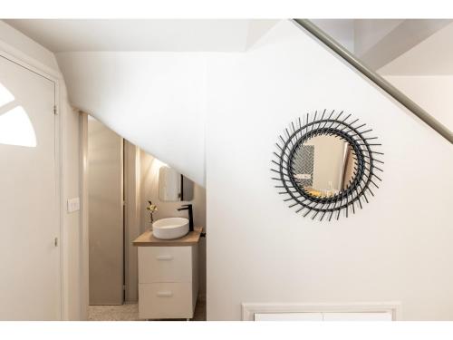 een witte badkamer met een spiegel aan de muur bij Anas Kiti Seaside Villa in Menevi