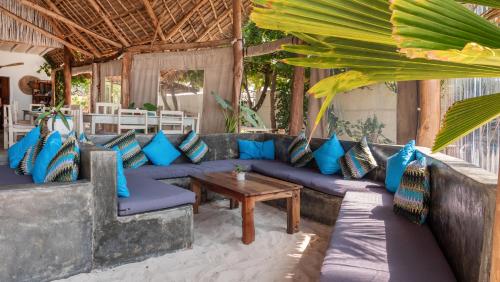 Гостиная зона в Bahari Beach Bungalows