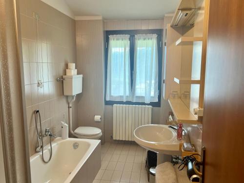 La salle de bains est pourvue d'une baignoire, d'un lavabo et de toilettes. dans l'établissement Villa Moroni, à Sondrio