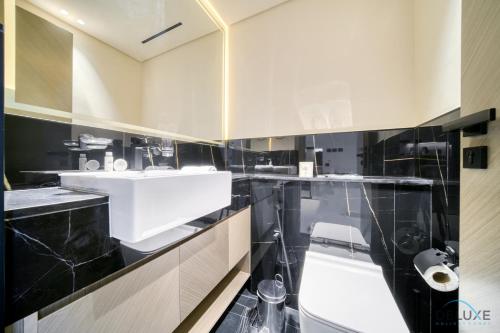 Koupelna v ubytování Pristine 1BR at Binghatti Creek Al Jadaf by Deluxe Holiday Homes