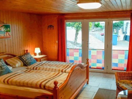 ゲーレンにあるFerienwohnungen in Göhrenのベッドルーム1室(ベッド1台、大きな窓付)