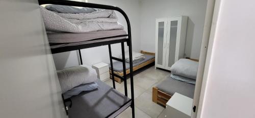 pokój z 3 łóżkami piętrowymi i ręcznikami w obiekcie Noclegi Tuszyn M w mieście Tuszyn