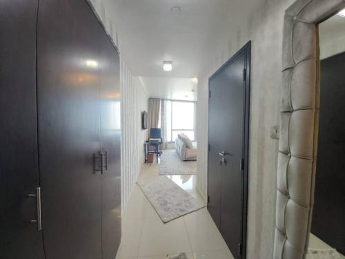 um corredor com uma porta que leva a uma sala de estar em Reem Island 2BHK LUXURY APARTMENT! em Abu Dhabi