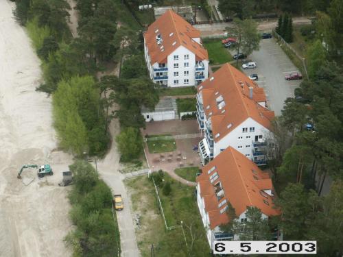una vista aérea de una casa con techos naranjas en Blaumuschel Haus C Wohnung 55 - DH en Lubmin