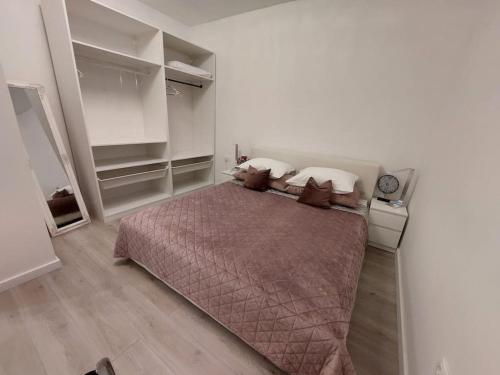 Un dormitorio con una cama grande con almohadas. en Holiday Home Tesla - Novouređen s terasom, en Šibenik