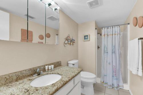 uma casa de banho com um lavatório e um WC em Beachfront convenience w/o the beachfront price! em South Padre Island