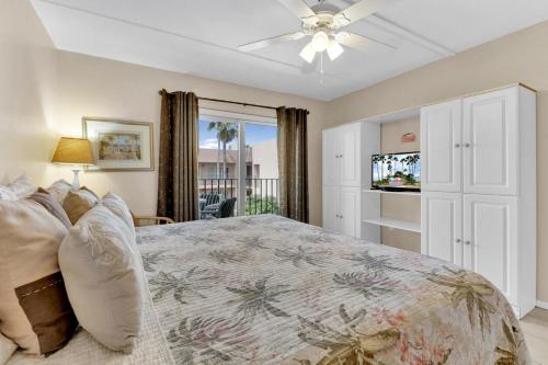 um quarto com uma cama e uma ventoinha de tecto em Beachfront convenience w/o the beachfront price! em South Padre Island