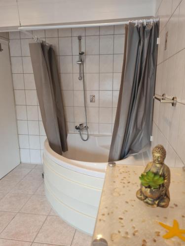 een badkamer met een toilet en een beeldje op een aanrecht bij Ferienwohnung im Herzen Wernes in Werne an der Lippe
