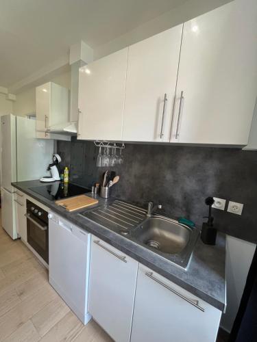 La cuisine est équipée de placards blancs et d'un évier en acier inoxydable. dans l'établissement Viaduc et jeux, l'escapade idéale, à Morlaix