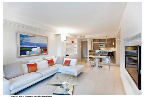 un salon avec un canapé et une table dans l'établissement REF 761 - Cannes Croisette - Sea view apartment for rent, à Cannes