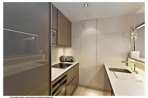 REF 761 - Cannes Croisette - Sea view apartment for rent