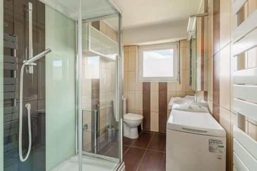 La salle de bains est pourvue d'une douche, de toilettes et d'un lavabo. dans l'établissement L'Adeline - Charmant appartement, à Lingolsheim