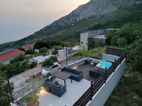 Old Dalmatian House with Jacuzzi Martine