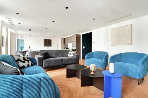 un salon avec des chaises bleues et un canapé dans l'établissement Luxurious apartment - 3BR-8P - Opéra, à Paris