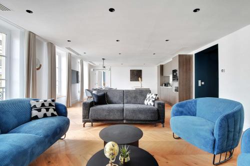 un salon avec des chaises bleues et un canapé dans l'établissement Luxurious apartment - 3BR-8P - Opéra, à Paris