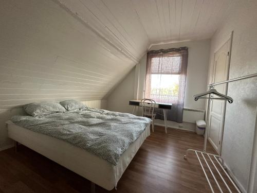 a bedroom with a bed and a window at Oslo Guest House Twin & Family room in Kjeller
