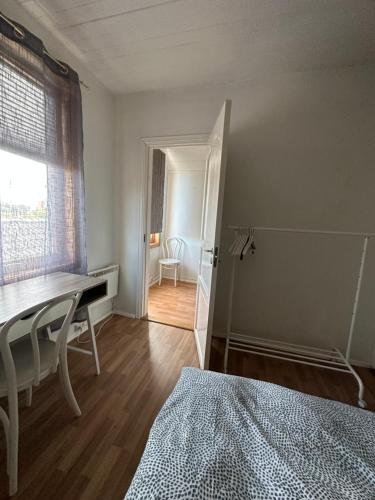 Ένα ή περισσότερα κρεβάτια σε δωμάτιο στο Oslo Guest House Twin & Family room